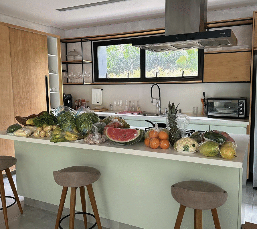 Você é o que consome — alimente sua mente como quem cultiva quem deseja se tornar.